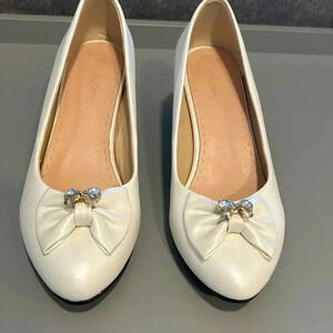 VERO CUOIO WHITE  SHOES GOLD ACCENT LOW HEEL BOWS WITH GEM ACCENT WEDDING STYLE